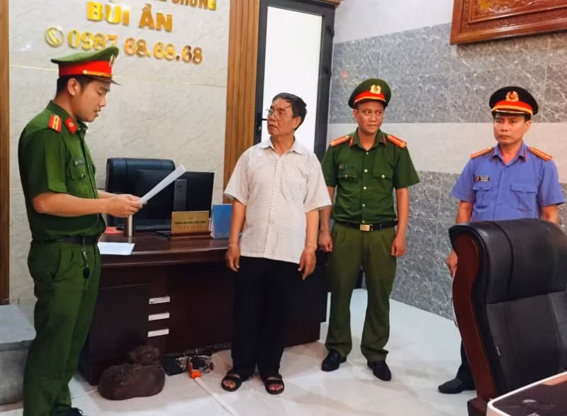 Công an đọc lệnh bắt tạm giam đối với ông Bùi Văn Ần.