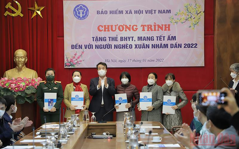 Đại diện các bệnh viện tuyến Trung ương tiếp nhận các phần quà từ chương trình để gửi đến bệnh nhân có hoàn cảnh khó khăn. (Ảnh: VSS)
