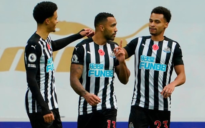 C. Wilson (giữa) lập cú đúp trong chiến thắng 2-1 của Newcastle.