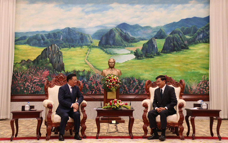 Tổng Bí thư, Chủ tịch nước Lào Thongloun Sisoulith (phải) tiếp đồng chí Đinh Tiến Dũng tại Trụ sở Trung ương Đảng NDCM Lào, chiều 4/4. (Ảnh: Xuân Sơn)