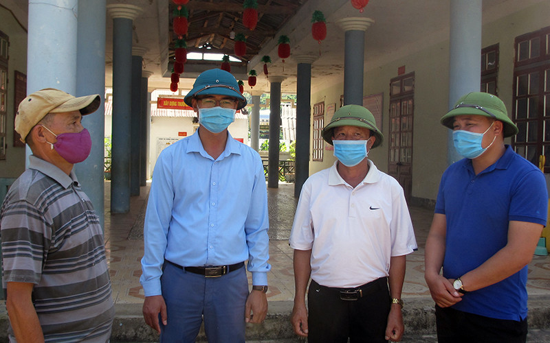 Ông Lò Văn Phới (thứ hai từ trái qua) đã hiến hơn 4.300 m2 đất để xây dựng trường học, làm đường giao thông. 