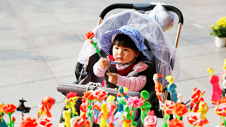 Thích thú với món đồ chơi tò he.