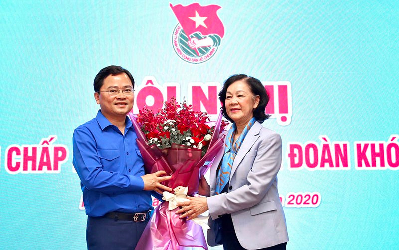 Đồng chí Trương Thị Mai tặng hoa chúc mừng tân Bí thư Thứ nhất T.Ư Đoàn TNCS Hồ Chí Minh, Nguyễn Anh Tuấn.