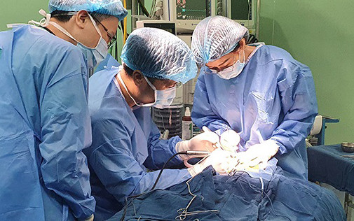 Các bác sĩ phẫu thuật cấy ốc tai điện tử cho trẻ. 