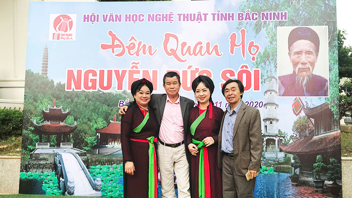 Từ phải qua - nhà nghiên cứu Nguyễn Hùng Vĩ, NSND Thúy Cải và vợ chồng NSƯT Lệ Ngải - con gái nghệ nhân Nguyễn Đức Sôi. Ảnh: QUANG HƯNG