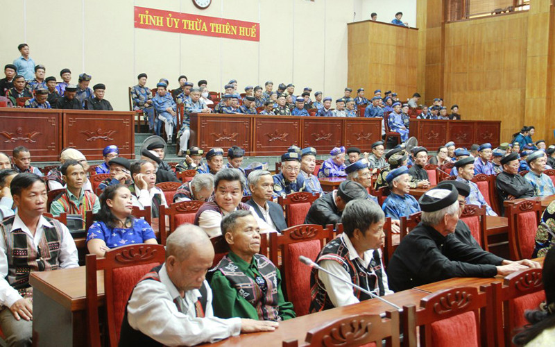 180 trưởng họ, trưởng tộc, già làng, người có uy tín tại các xã, phường, thị trấn tham dự hội nghị.