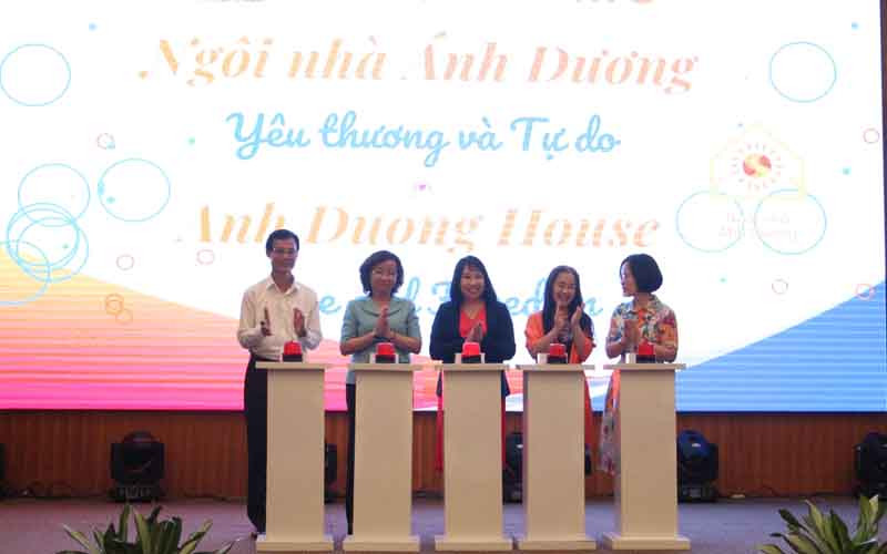 Đại biểu bấm nút khởi động Ngôi nhà Ánh dương Đà Nẵng.