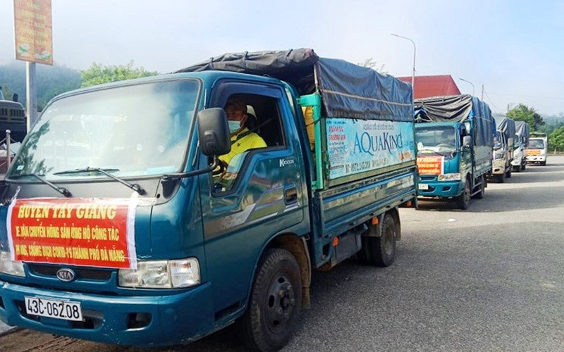 Đoàn xe chở hàng của huyện Tây Giang xuống hỗ trợ Đà Nẵng.
