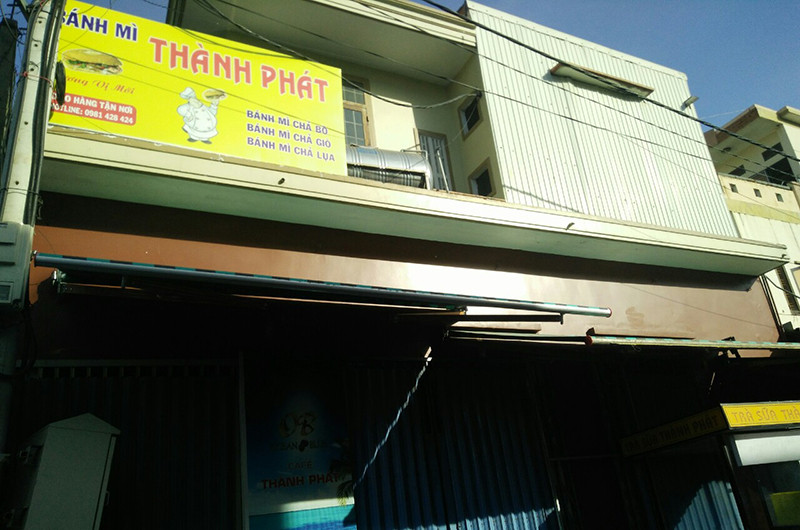 Cơ sở bánh mì Thành Phát bị xử phạt hành chính vì bán thực phẩm không đáp ứng quy định về an toàn thực phẩm gây ngộ độc.