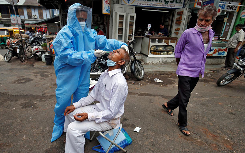 Các chuyên gia cho rằng, trước xu hướng số ca mắc mới liên tiếp tăng cao theo ngày, Chính phủ Ấn Độ cần tập trung vào việc hạn chế số ca tử vong. Ảnh: Reuters