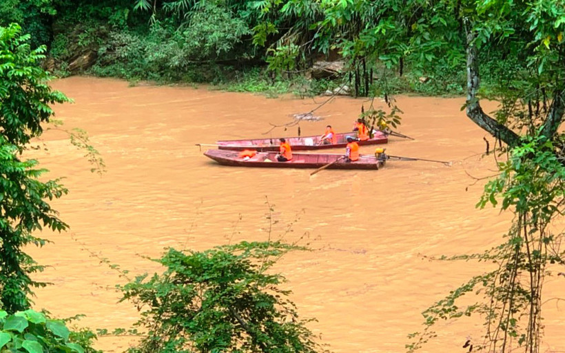 Lực lượng cứu hộ tiến hành tìm kiếm nạn nhân bị nước cuốn mất tích.