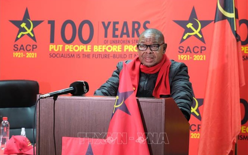 Tổng Bí thư Đảng Cộng sản Nam Phi, Tiến sĩ Blade Nzimande, phát biểu ý kiến tại đầu cầu trụ sở Đảng Cộng sản Nam Phi ở TP Johannesburg, ngày 1/8. (Ảnh: TTXVN)