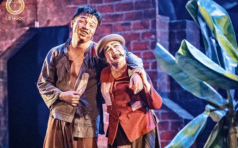NSND Lệ Ngọc trong vở Thị Nở - Chí Phèo (trái) và Huyền thoại gò Rồng ấp (phải), hai vở diễn được đánh giá cao của sân khấu Lệ Ngọc.