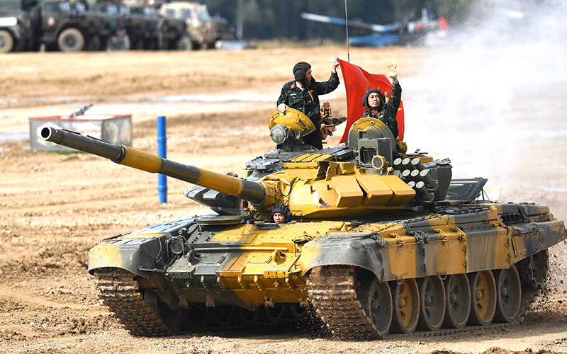 Các tuyển thủ thuộc Kíp xe số 3 giương cao Quốc kỳ sau khi hoàn thành bài thi.