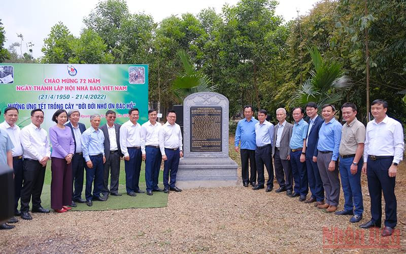 Ngày 20/4, đồng chí Lê Quốc Minh và Đoàn cán bộ Hội Nhà báo Việt Nam, lãnh đạo nhiều cơ quan báo chí, Hội Nhà báo nhiều tỉnh, thành phố về thăm di tích lịch sử Trường dạy làm báo Huỳnh Thúc Kháng.