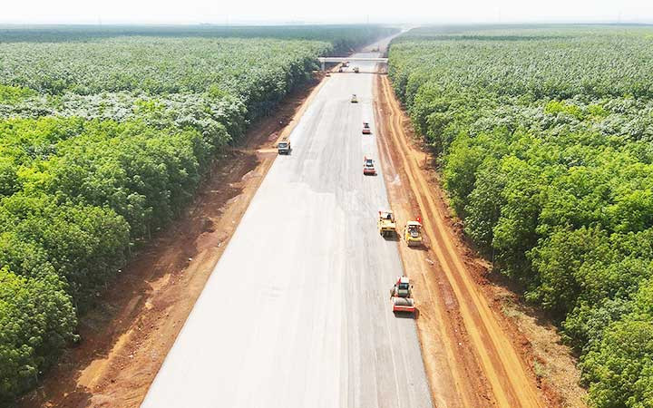Thi công đường cao tốc Dầu Giây-Phan Thiết, đoạn qua địa bàn tỉnh Đồng Nai.