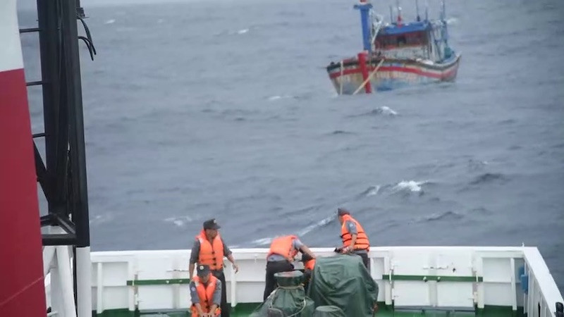 Sáng 29-10, tàu cá BĐ 98658 TS đang được tàu kiểm ngư KN 467 lai dắt vào bờ.