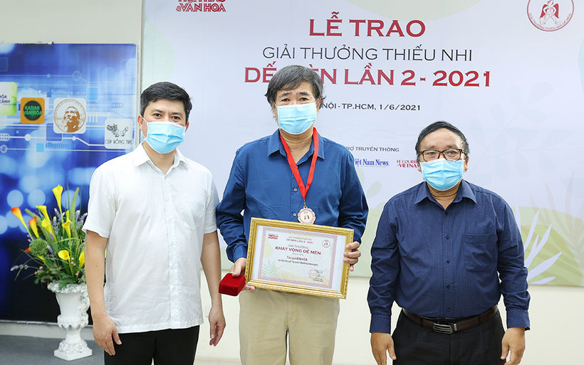Nhà thơ Trần Đăng Khoa và nhà báo Lê Xuân Thành trao gỉai cho nhà văn Bình Ca.
