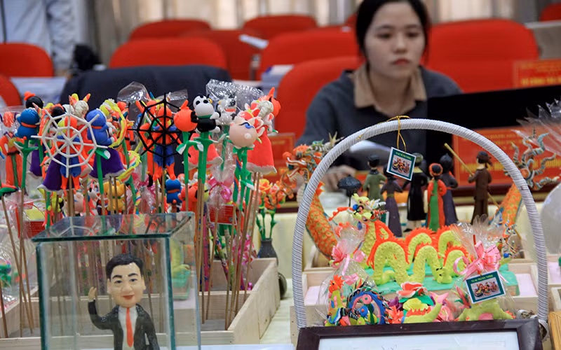 Một gian trưng bày sản phẩm OCOP của huyện Phú Xuyên.