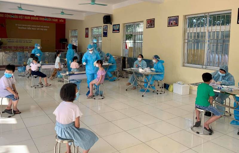 Lấy mẫu xét nghiệm sàng lọc SARS-CoV-2 cho học sinh Trường tiểu học Võ Thị Sáu. 