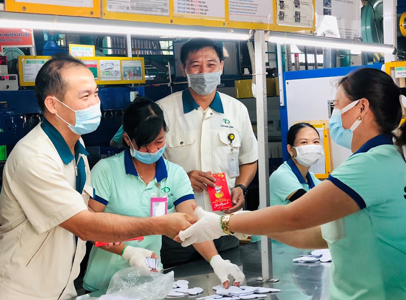 Đại diện Công đoàn Công ty cổ phần TaeKwang Vina lì xì đầu năm cho công nhân.