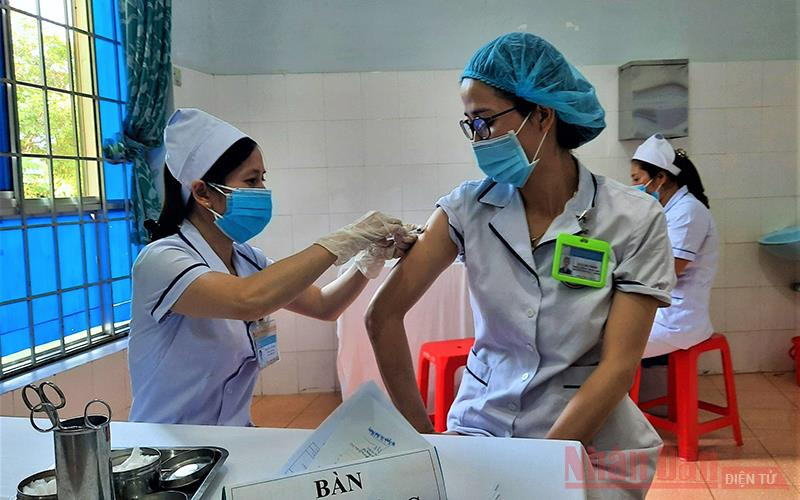 Những cán bộ Y tế đầu tiên được tiêm vaccine phòng chống Covid-19.