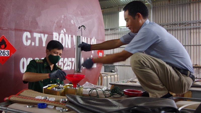 Hiện trường vụ sản xuất xăng giả.