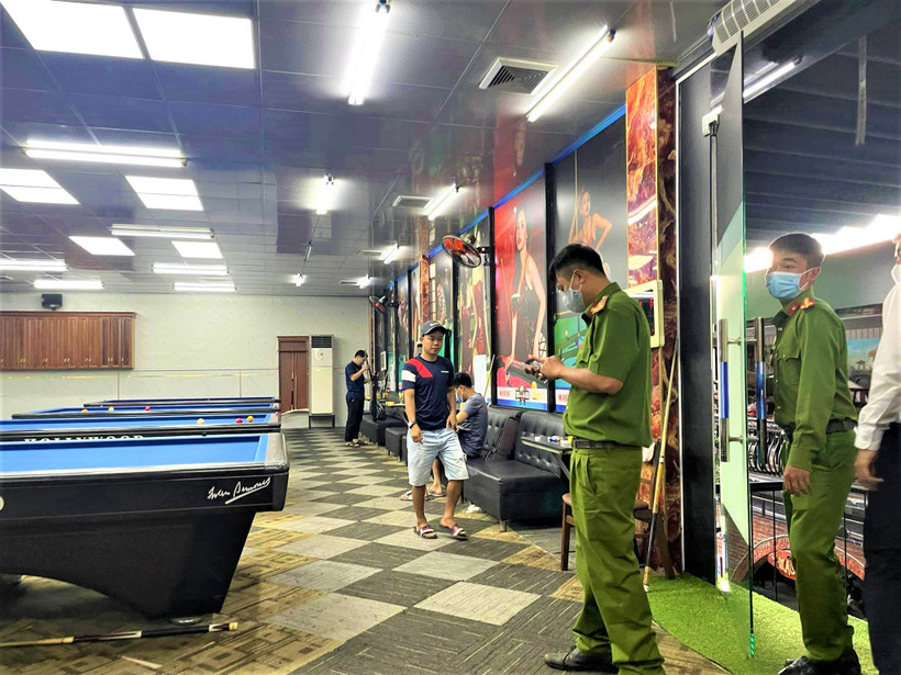 Lực lượng chức năng TP Buôn Ma Thuột yêu cầu những người đang đánh bida tại cơ sở bida Master Vip giải tán.