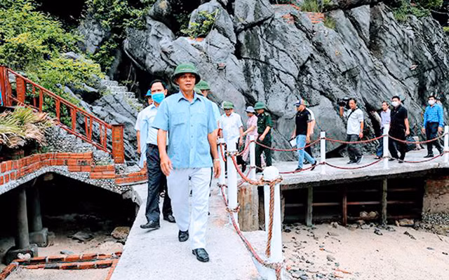 Chủ tịch UBND TP Hải Phòng cùng các ngành chức năng kiểm tra các công trình xây dựng trái phép tại Vườn Quốc gia Cát Bà.