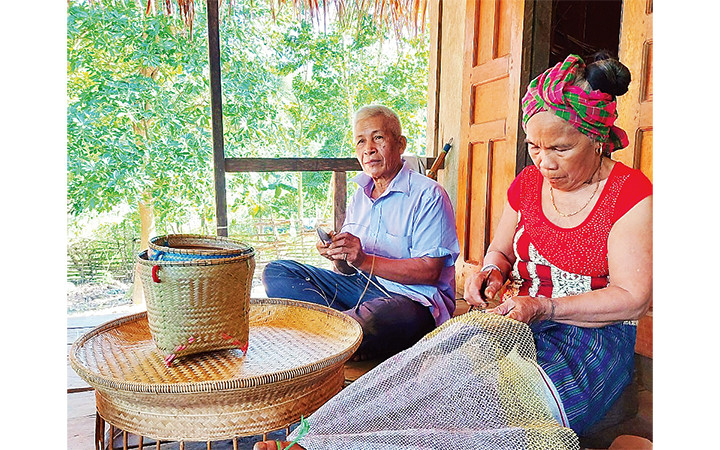 * Vợ chồng già Hồ Xây, bản Rôông, xã Trọng Hóa, huyện Minh Hóa (Quảng Bình) và các sản phẩm mây, tre đan.