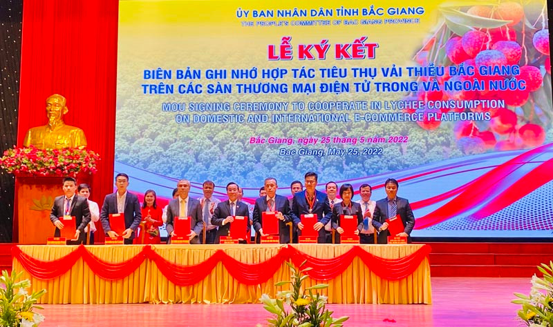 Đại diện Tập đoàn Central Retail ký kết tiêu thụ sản phẩm vài thiều Bắc Giang.