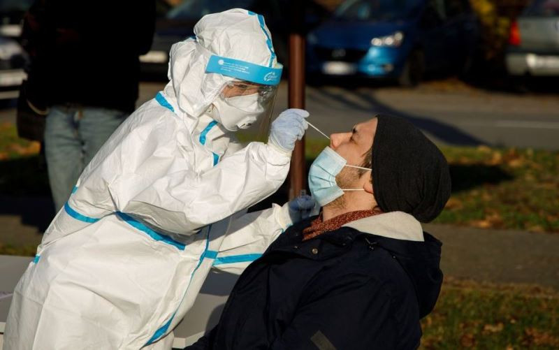 Nhân viên y tế lấy mẫu xét nghiệm Covid-19 ở Zagreb, ở Croatia. (Ảnh: Reuters)