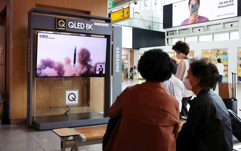 Người dân Hàn Quốc theo dõi tin về vụ phóng của Triều Tiên. (Ảnh REUTERS)