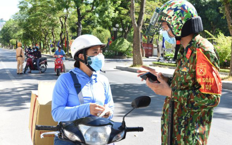 Kiểm soát chặt người đi lại trên đường phố. 