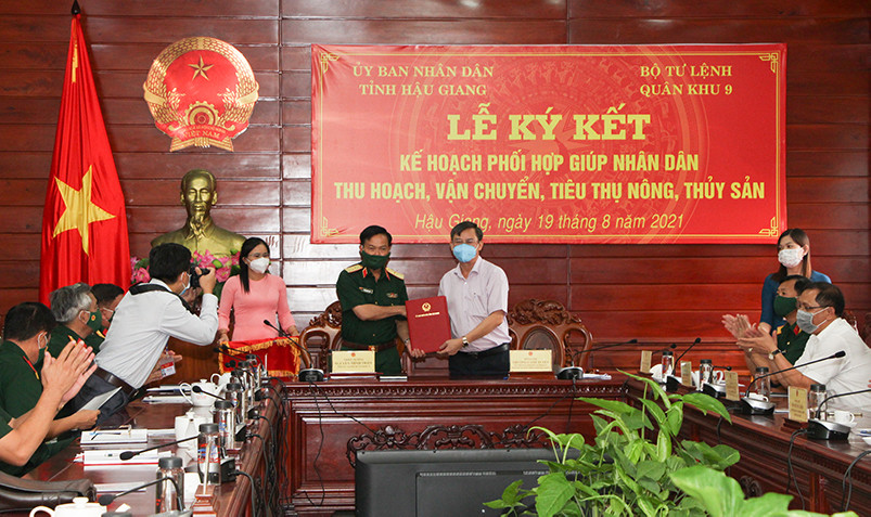 Quân Khu 9 và Hậu Giang ký kết giúp dân tiêu thụ nông sản