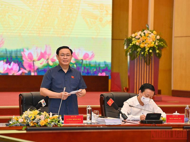 Chủ tịch Quốc hội Vương Đình Huệ phát biểu tại buổi làm việc. Ảnh: DUY LINH