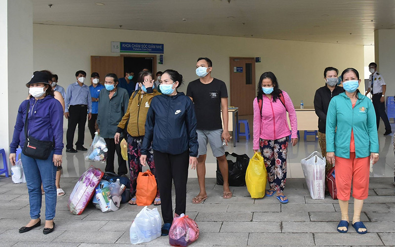 17 bệnh nhân được xuất viện chiều 26/7. (Ảnh: KHÔI NGUYỄN)