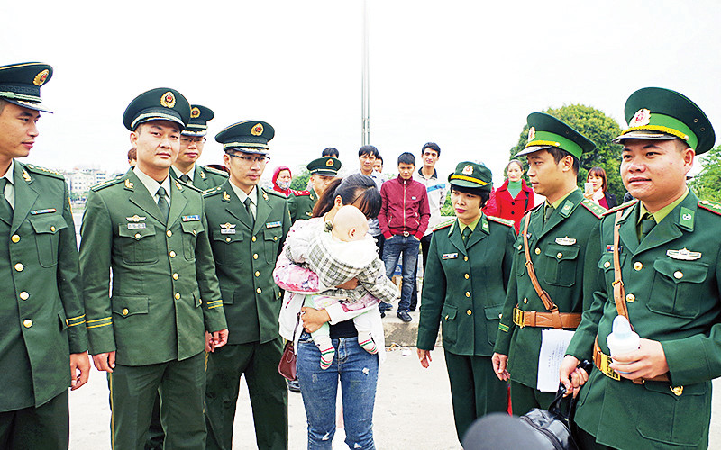Chi đội Công an Biên phòng Cảng Phòng Thành, Quảng Tây (Trung Quốc) bàn giao nạn nhân bị mua bán được giải cứu cho Đồn Biên phòng cửa khẩu quốc tế Móng Cái, BĐBP Quảng Ninh (Việt Nam). Ảnh: BĐBP tỉnh cung cấp