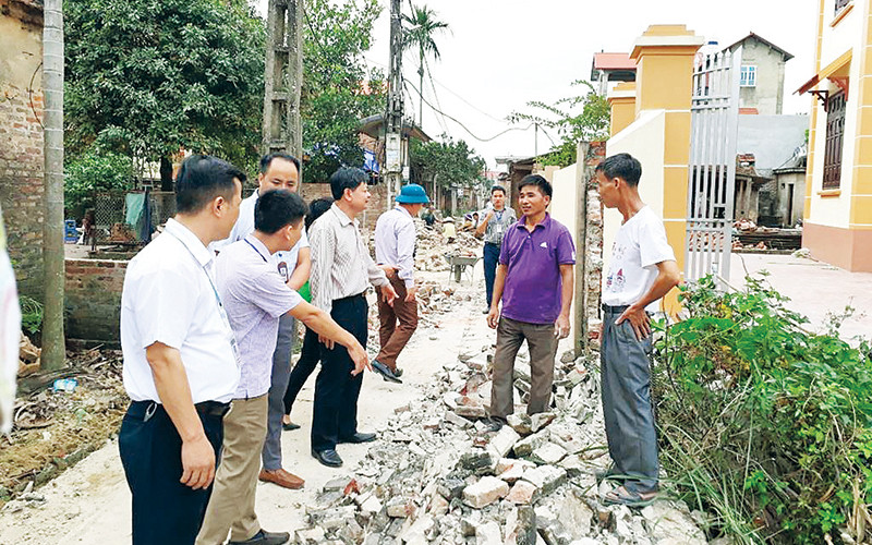 Người dân nhiều nơi ở thôn quê tự nguyện đập phá bờ rào để hiến đất làm đường. 