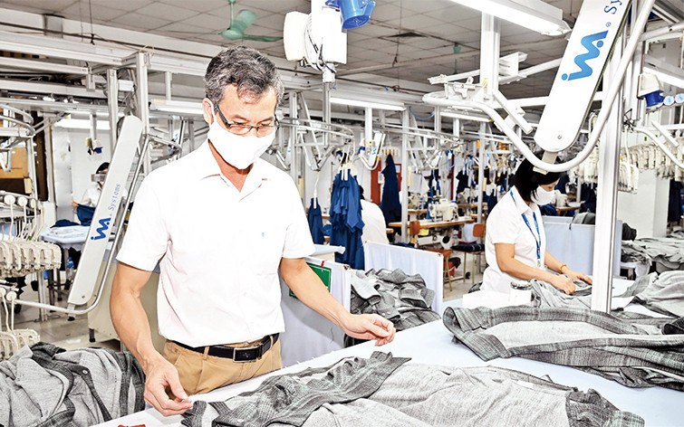 Sản xuất hàng may mặc tại Tổng công ty May 10 (Ảnh: Duy Linh).