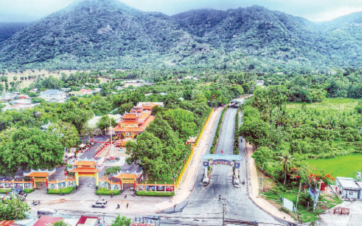 Toàn cảnh Khu du lịch núi Cấm, huyện Tịnh Biên, An Giang.