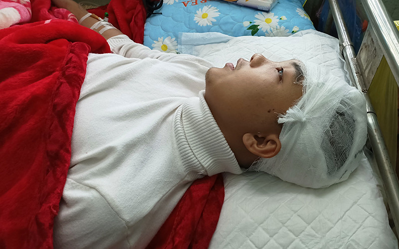 Học sinh Phan Thanh Lâm bị thương vùng đầu đang được chăm sóc, điều trị tại Bệnh viện Đa khoa tỉnh Thanh Hóa.