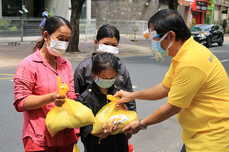 Nhân viên Bưu điện phát gạo miễn phí cho người dân có hoàn cảnh khó khăn do ảnh hưởng bởi dịch Covid-19.