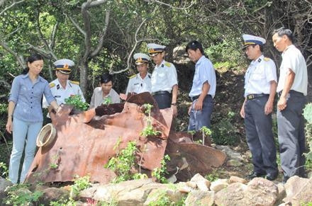 Cán bộ chiến  sĩ Học viện Hải quân (Nha Trang, Khánh Hòa) thăm di tích tàu 235.                              