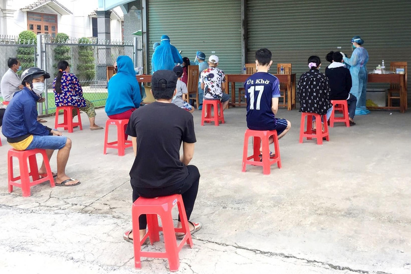 Lấy mẫu xét nghiệm Covid-19 cho người dân phường Tân Phước Khánh, thị xã Tân Uyên vào ngày 27/6 (Ảnh: CDC Bình Dương).