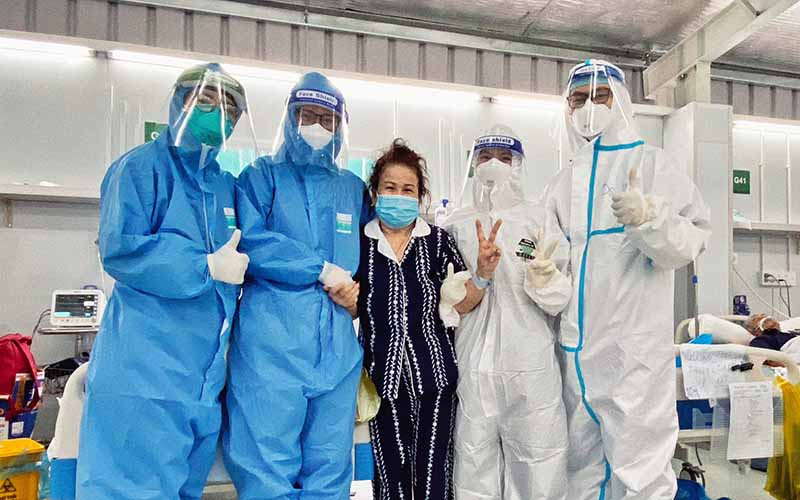 Bệnh nhân ra viện tại Trung tâm Hồi sức của Bệnh viện Việt Đức. (Ảnh: HẢI SƠN)