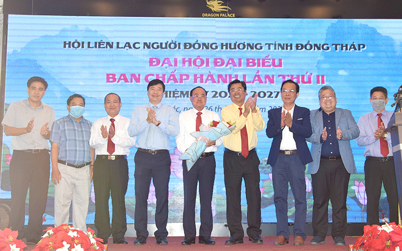 Lãnh đạo tỉnh Đồng Tháp tặng hoa chúc mừng ban chấp hành Hội.