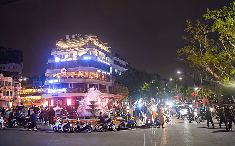 Hồ Hoàn Kiếm vẫn là điểm đến quen thuộc của người dân Thủ đô mỗi khi Tết đến, xuân về. (Ảnh: Thành Đạt)