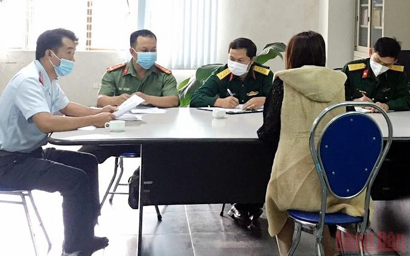 Cơ quan chức năng làm việc với công dân vi phạm.