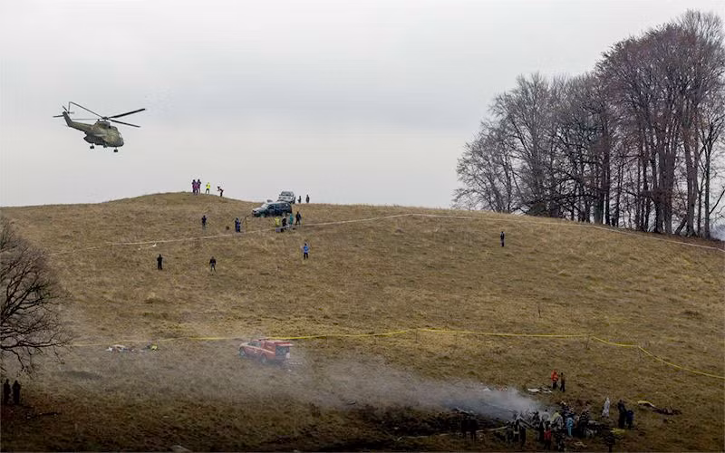 Nhân viên hỗ trợ khẩn cấp kiểm tra hiện trường trực thăng quân sự của Romania rơi gần khu vực Malancrav, ngày 21/11/2014. (Ảnh tư liệu: Reuters)